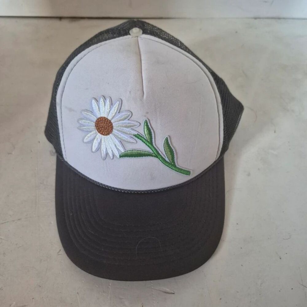 Gray Mesh Trucker Cap with Daisy iron on